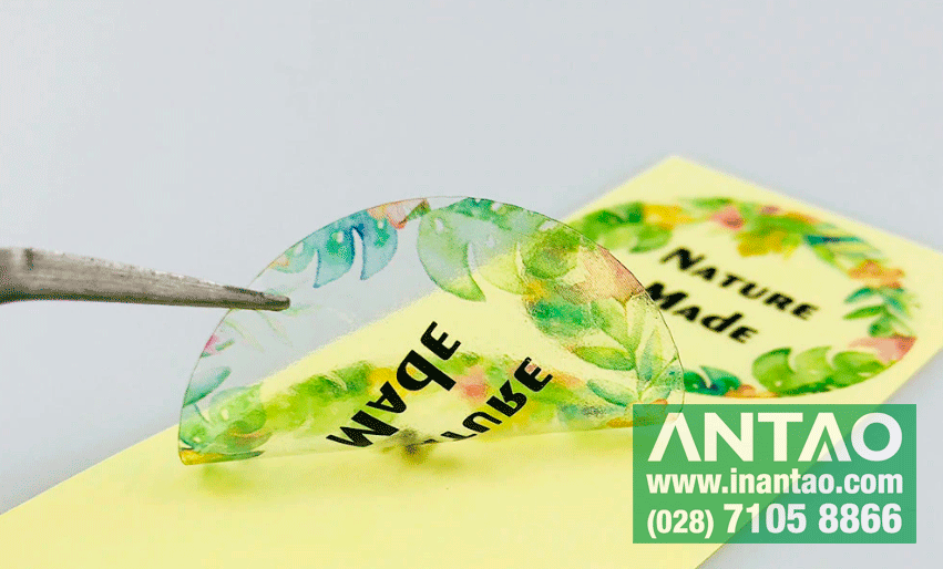 Xưởng in tem decal trong uy tín Thành phẩm tem decal trong được in sắc nét, không lỗi, thể hiện chất lượng của một xưởng in uy tín.