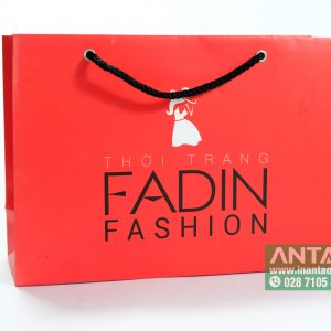 Túi giấy kích thước lớn của một thương hiệu thời trang, có quai chắc chắn để đựng quần áo