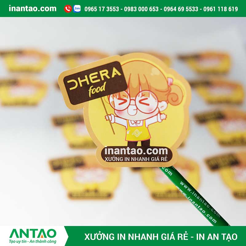 Bảng báo giá chi tiết dịch vụ in tem giấy decal, thể hiện rõ các cột kích thước, số lượng, chất liệu và đơn giá tương ứng.