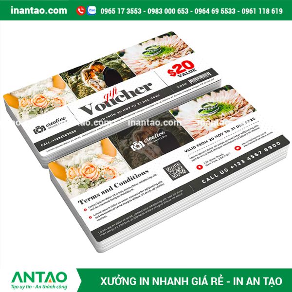 Nhân viên đang kiểm tra chất lượng voucher vừa được in nhanh bằng máy kỹ thuật số, sẵn sàng giao cho khách cần số lượng ít.