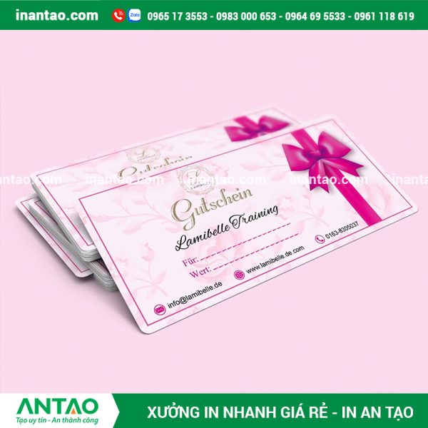 Một chồng voucher giảm giá được thiết kế chuyên nghiệp cho cửa hàng thời trang với hình ảnh sản phẩm bắt mắt.