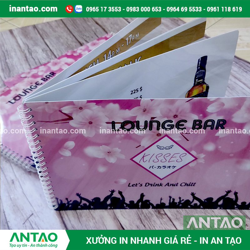 Cận cảnh gáy lò xo của một cuốn menu bìa cứng, cho phép lật mở 360 độ dễ dàng.