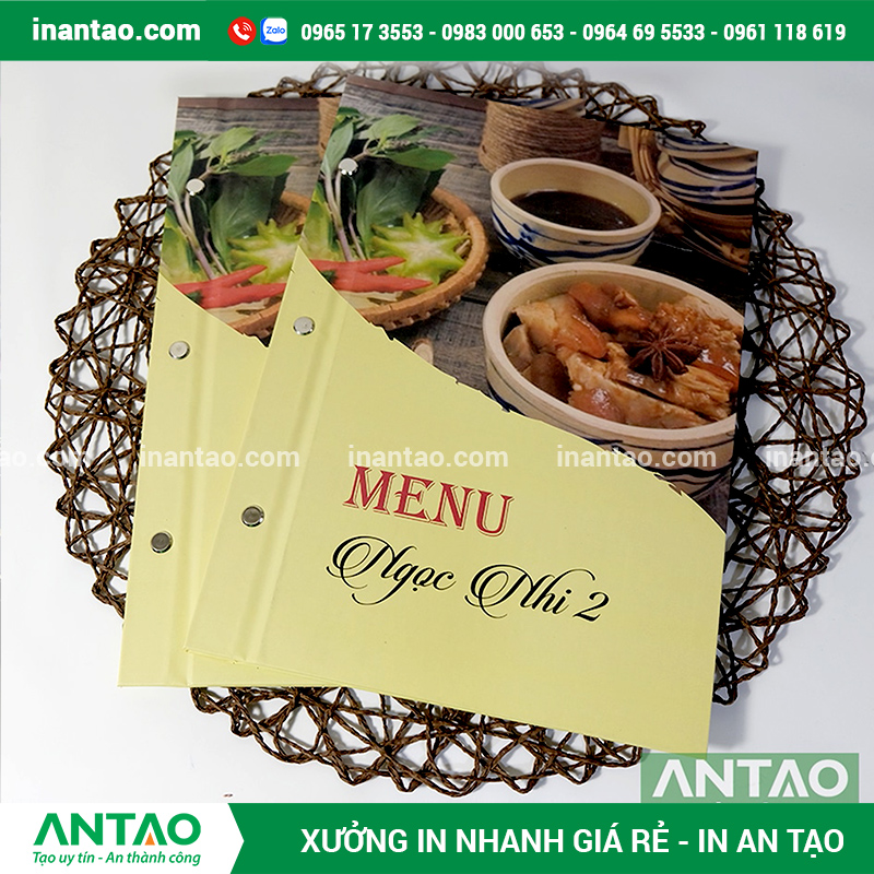 An Tạo đang đóng gói sản phẩm menu để giao gấp cho khách hàng tại TP HCM.