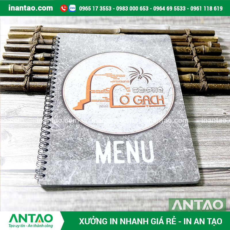 Menu nhựa PVC chống nước 100% đang được lau chùi dễ dàng, minh họa độ bền vượt trội.