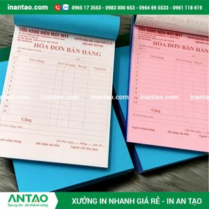 Nhân viên kho đang kiểm tra hàng hoá với phiếu xuất kho trên tay.