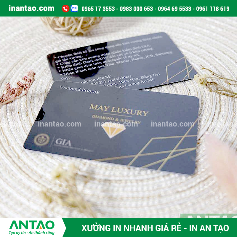 In Thẻ VIP Nhựa Ép Kim Sang Trọng Thẻ VIP thành viên bằng nhựa cao cấp được ép kim logo vàng sang trọng, một sản phẩm nổi bật của dịch vụ in thẻ nhựa theo yêu cầu tại An Tạo.