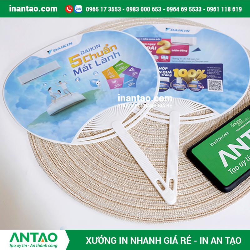 Quạt nhựa in logo thương hiệu đã hoàn thiện, được đóng gói cẩn thận và sẵn sàng giao cho khách hàng.
