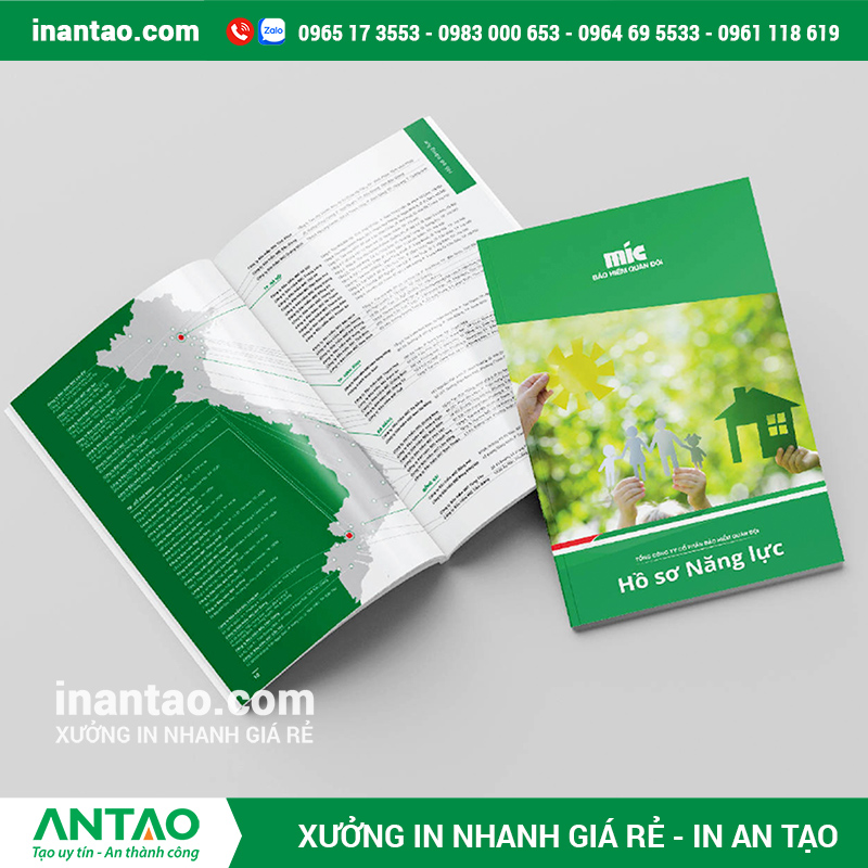 Hệ thống máy in offset công nghiệp đang vận hành để sản xuất catalogue A5 số lượng lớn, giúp tối ưu chi phí.