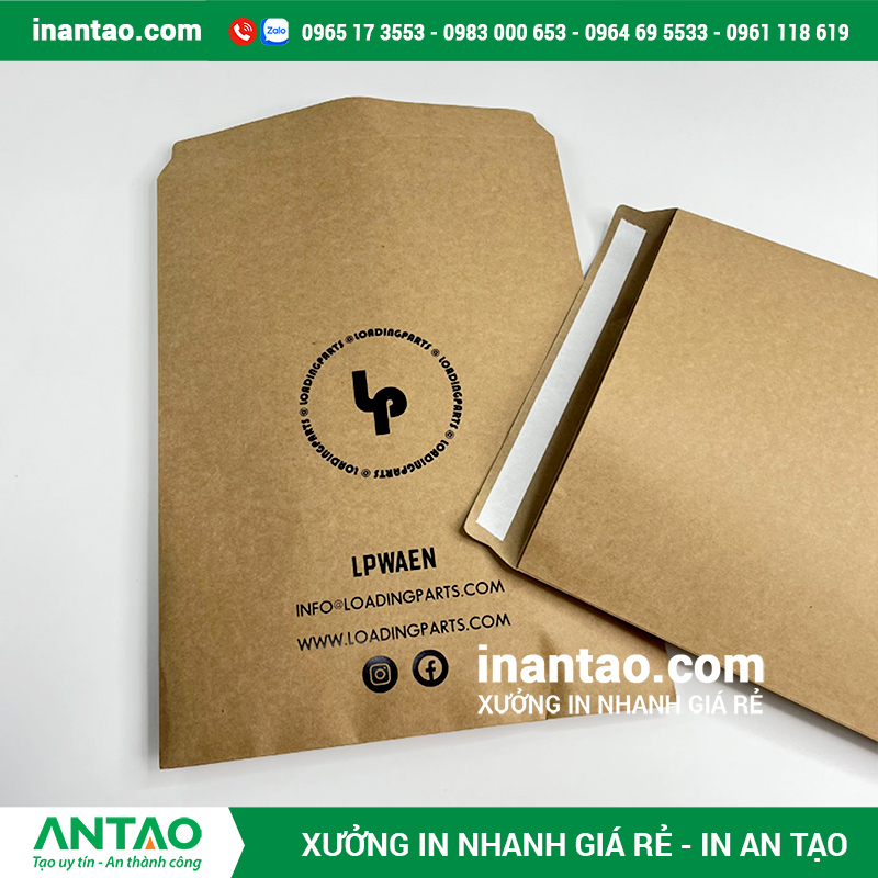 Các sản phẩm đa dạng được làm từ giấy kraft như túi giấy, hộp giấy, sổ tay và tag treo, thể hiện tính ứng dụng cao của chất liệu