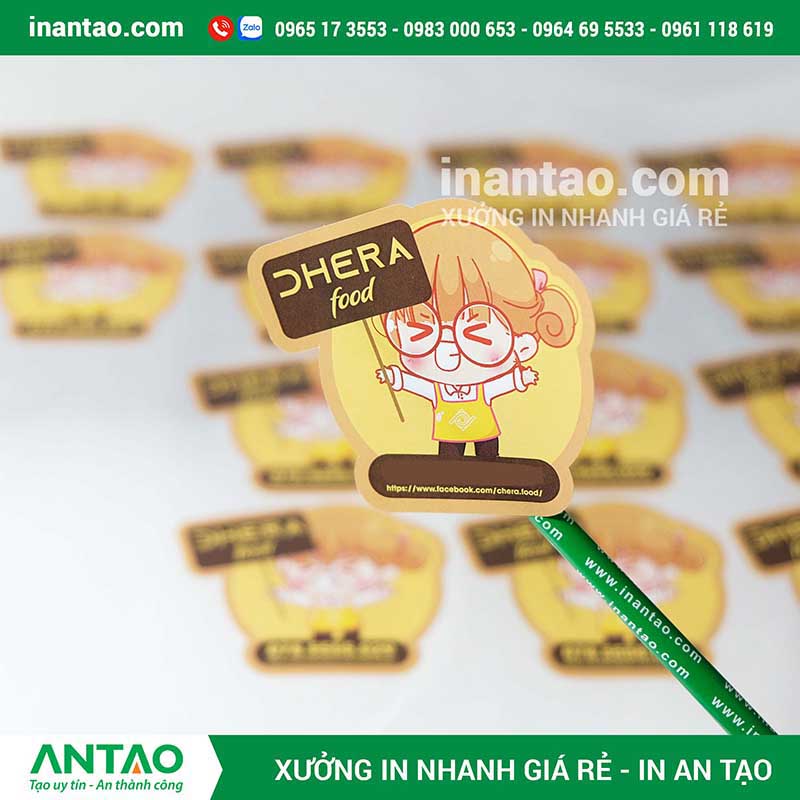 Các mẫu sticker được in trên nhiều chất liệu phổ biến như decal nhựa trong, decal nhựa sữa chống nước, decal giấy kraft và decal 7 màu hologram.