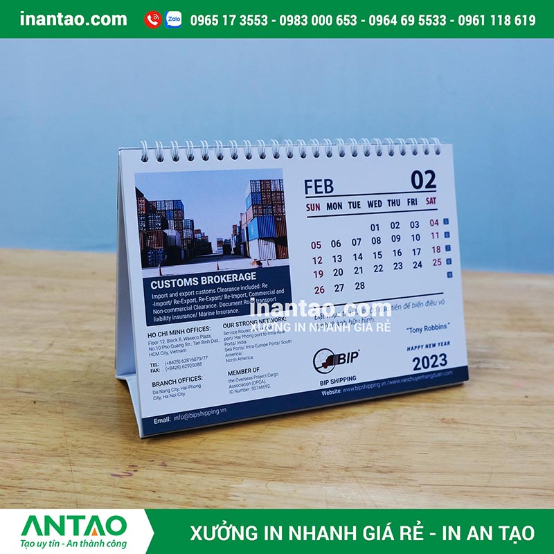 Tổng hợp các mẫu lịch để bàn với nhiều kích thước đa dạng, từ size mini nhỏ gọn, size tiêu chuẩn đến size lớn, được sắp xếp trên nền trắng
