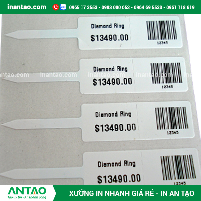 Cấu Tạo Đặc Biệt Của Tem Nhãn Trang Sức Cận cảnh cấu tạo của một con tem trang sức với phần thân in thông tin và phần đuôi không keo