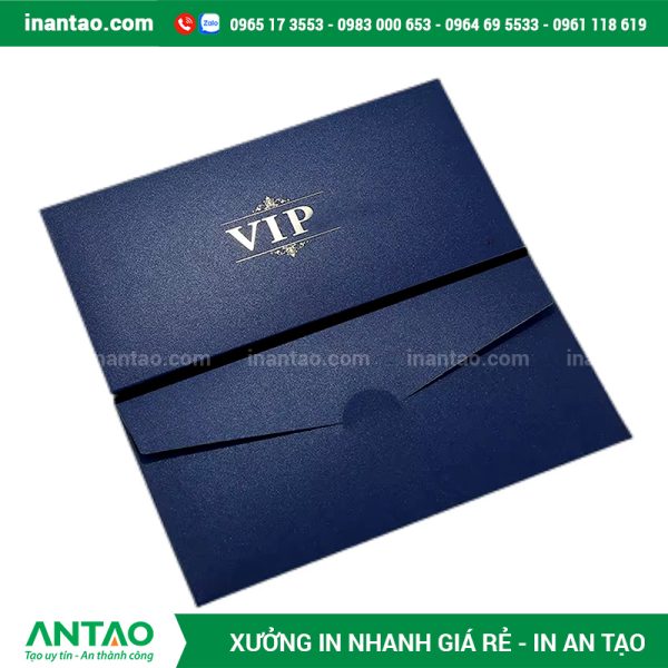 Cận cảnh bao thư giấy mỹ thuật cao cấp được ép kim logo vàng sang trọng.