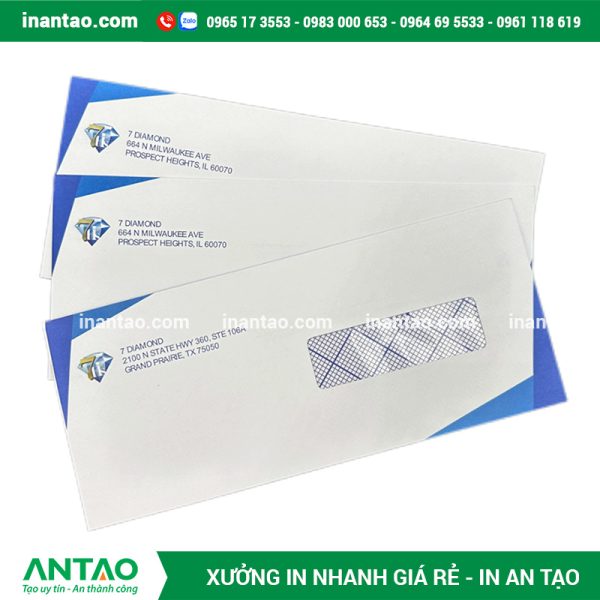 Một chồng bao thư nhỏ đặt cạnh một pallet hàng bao thư số lượng lớn.