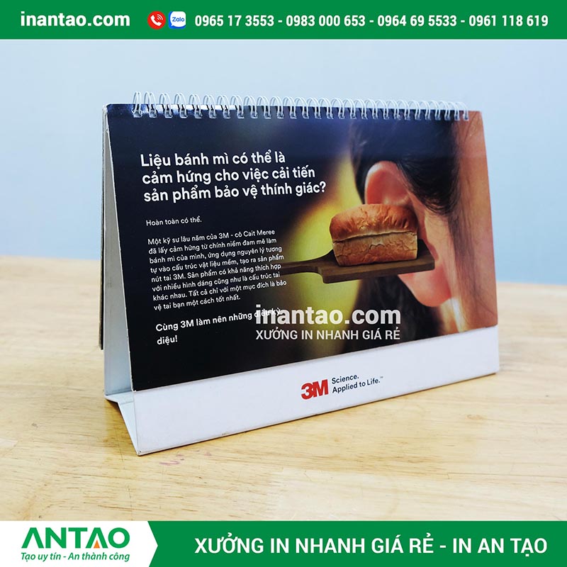 Cận cảnh cuốn lịch để bàn được in sắc nét trên chất liệu giấy Couche cao cấp, thể hiện chất lượng in ấn chuyên nghiệp của Xưởng in An Tạo
