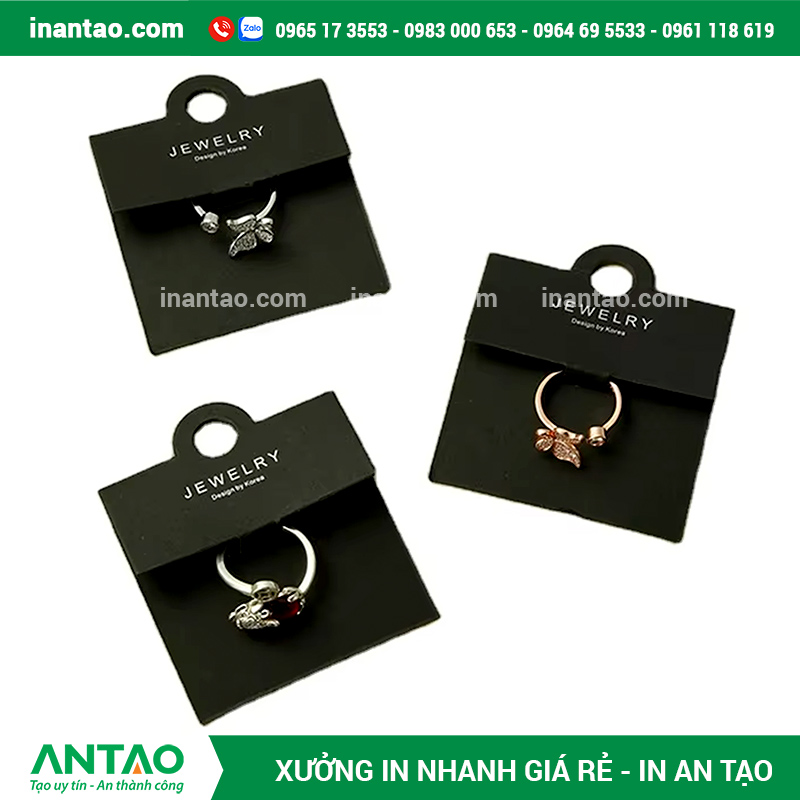 In Tem Trang Sức Số Lượng Ít Một chồng tem trang sức nhỏ gọn, minh họa cho dịch vụ in số lượng ít tại An Tạo.