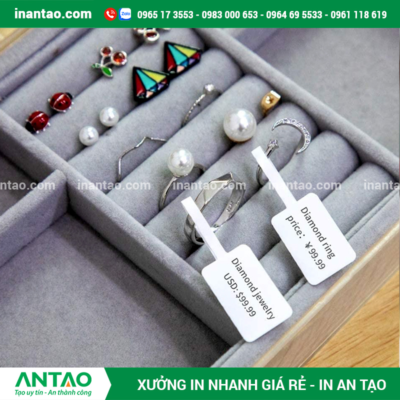 Lợi Ích Của Việc In Tem Trang Sức Cho Doanh Nghiệp Quầy trưng bày trang sức được gắn tem nhãn đồng bộ, thể hiện sự chuyên nghiệp và uy tín.