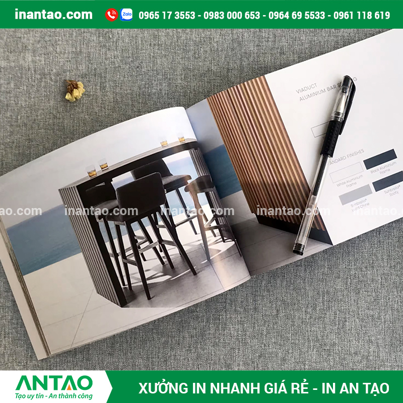 Lợi ích của việc thiết kế catalogue chuyên nghiệp Khách hàng đang xem một cuốn catalogue sản phẩm có thiết kế đẹp mắt, minh họa lợi ích của việc đầu tư vào thiết kế catalogue.