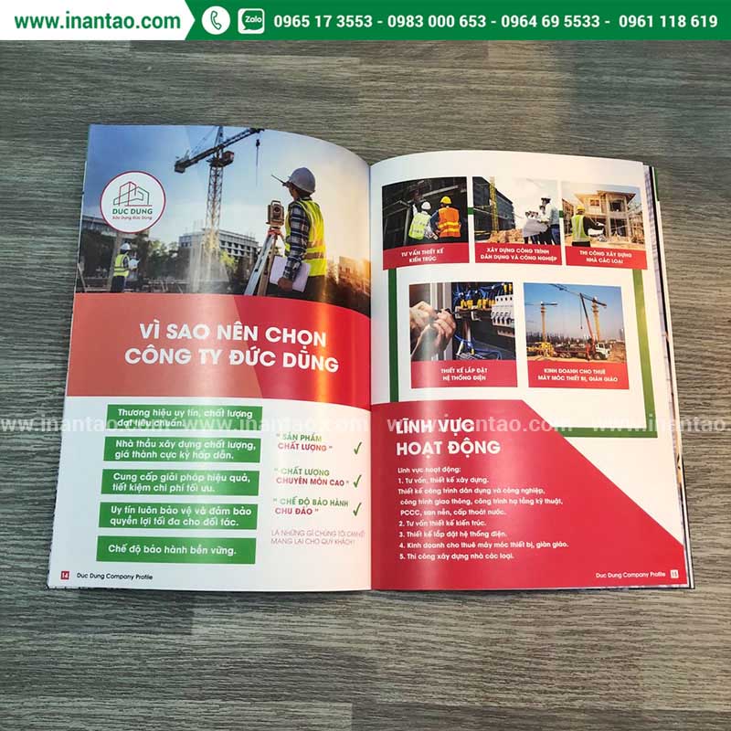 Lý do doanh nghiệp cần một cuốn catalogue chuyên nghiệp Một cuốn catalogue chuyên nghiệp được thiết kế sang trọng đặt trên bàn làm việc, minh họa tầm quan trọng và lý do doanh nghiệp cần đầu tư vào ấn phẩm này.