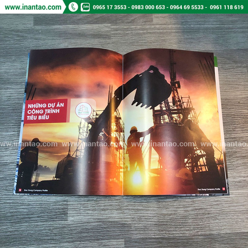 Catalogue giúp xây dựng hình ảnh thương hiệu đáng tin cậy Một khách hàng đang chăm chú xem catalogue, minh họa cách ấn phẩm này giúp xây dựng hình ảnh thương hiệu chuyên nghiệp và đáng tin cậy trong mắt người dùng.