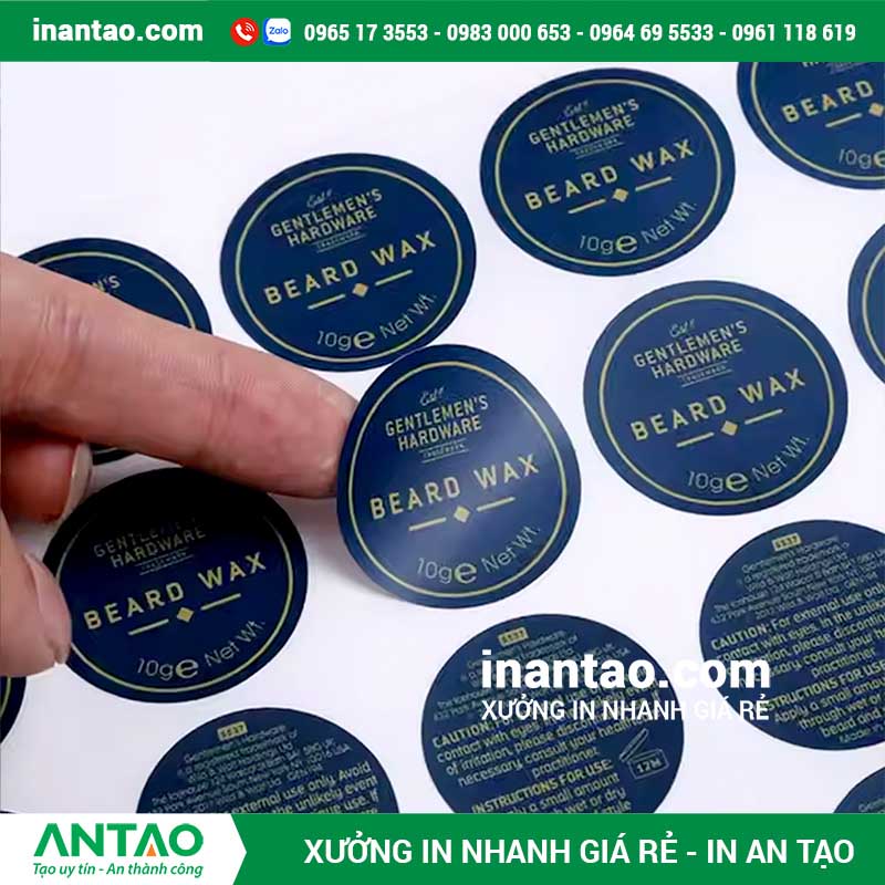 Các sản phẩm như ly trà sữa, hộp quà, và chai lọ mỹ phẩm được dán sticker logo thương hiệu một cách chuyên nghiệp và bắt mắt.