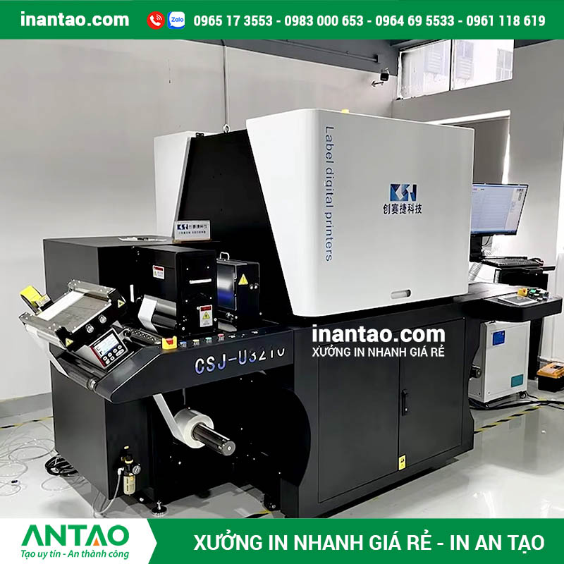 Cận cảnh máy in kỹ thuật số hiện đại đang hoạt động tại xưởng in sticker An Tạo ở TP HCM, đảm bảo sản phẩm in ra sắc nét và nhanh chóng.
