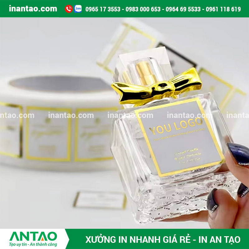 In Tem Decal Nhựa Trong Suốt Dán Chai Nước Hoa Tem decal nhựa trong suốt dán trên chai nước hoa, làm nổi bật màu sắc dung dịch.