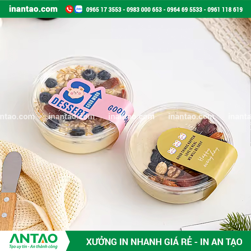 In tem giấy kraft cho bánh kẹo handmade, tạo phong cách mộc mạc và thân thiện.