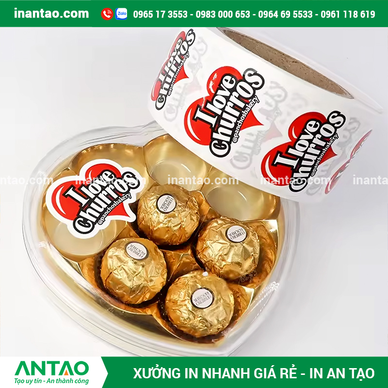 Một chồng tem nhãn bánh kẹo số lượng ít được in sắc nét bằng công nghệ kỹ thuật số.