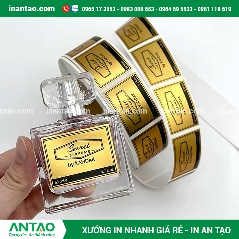 In Tem Nhãn Nước Hoa Ép Kim Vàng Sắc Nét Cận cảnh chi tiết ép kim vàng sắc nét trên tem nhãn nước hoa decal giấy.