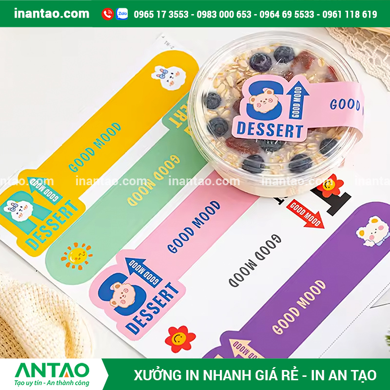Nhân viên thiết kế tại In An Tạo đang lên mẫu tem nhãn bánh kẹo cho khách hàng.